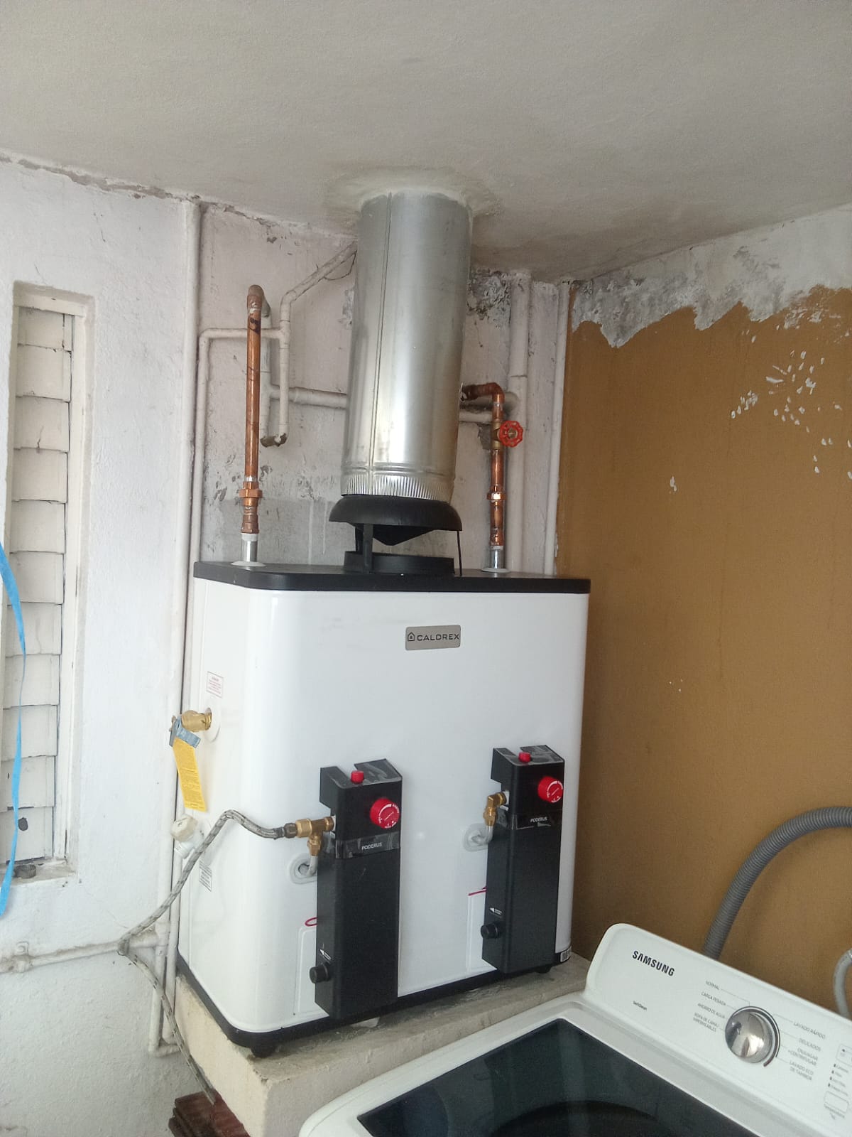 Equipo e instalaciones en un espacio interior