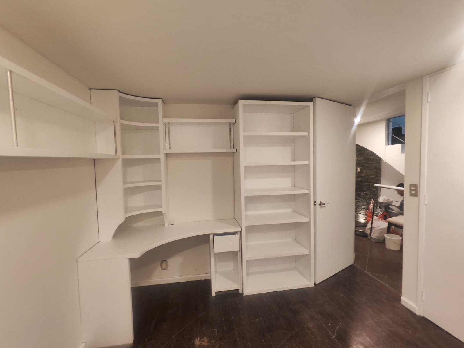 Estantes y muebles de un espacio interior
