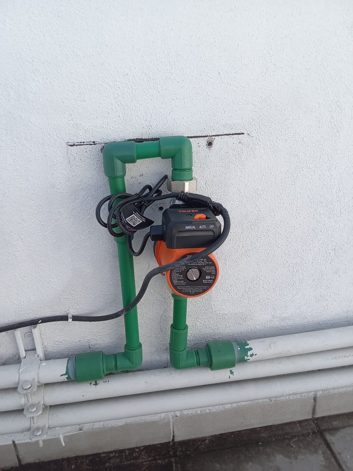 Tuberías y equipo instalados en muro