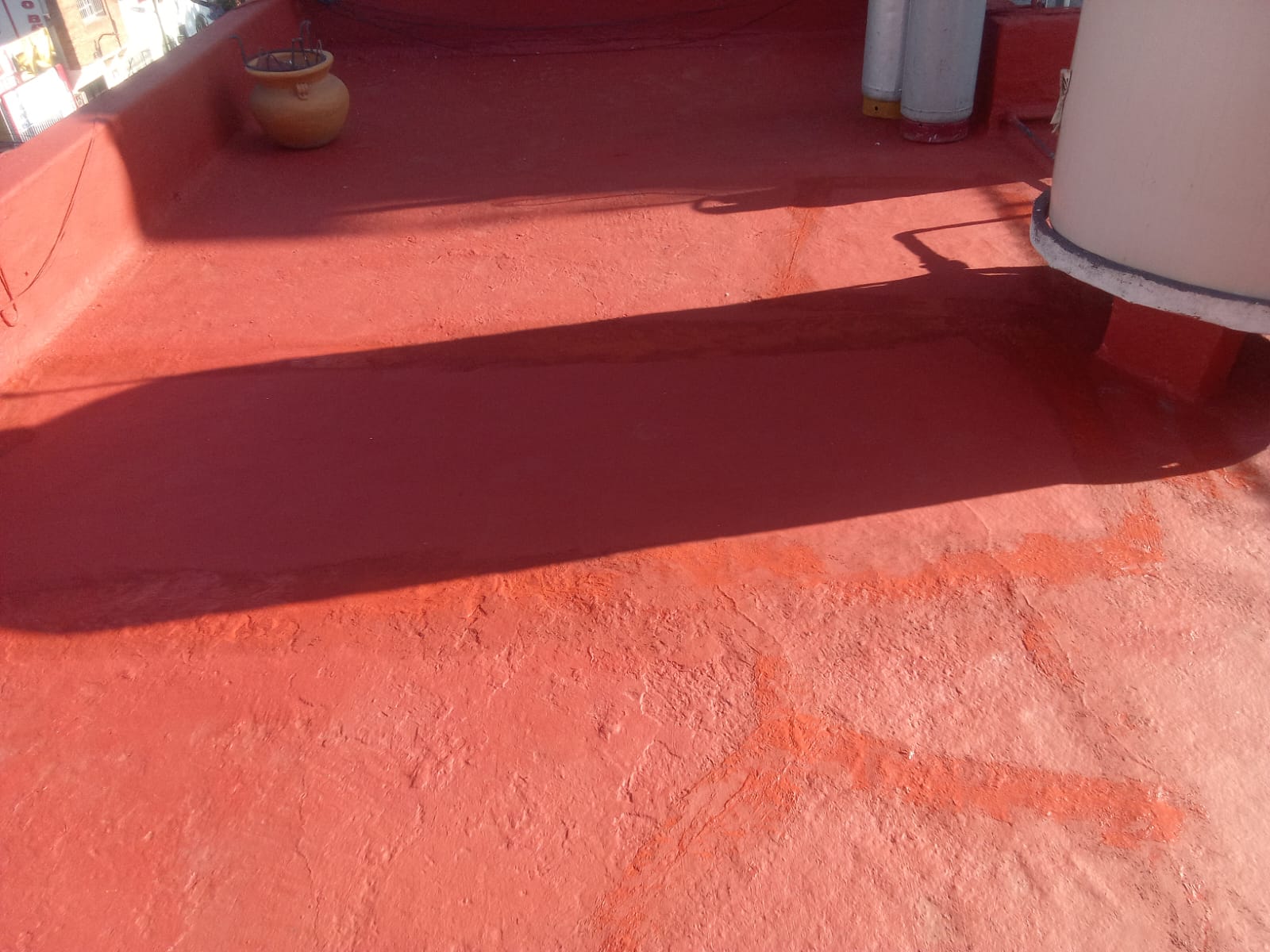 Superficie de azotea con recubrimiento rojo