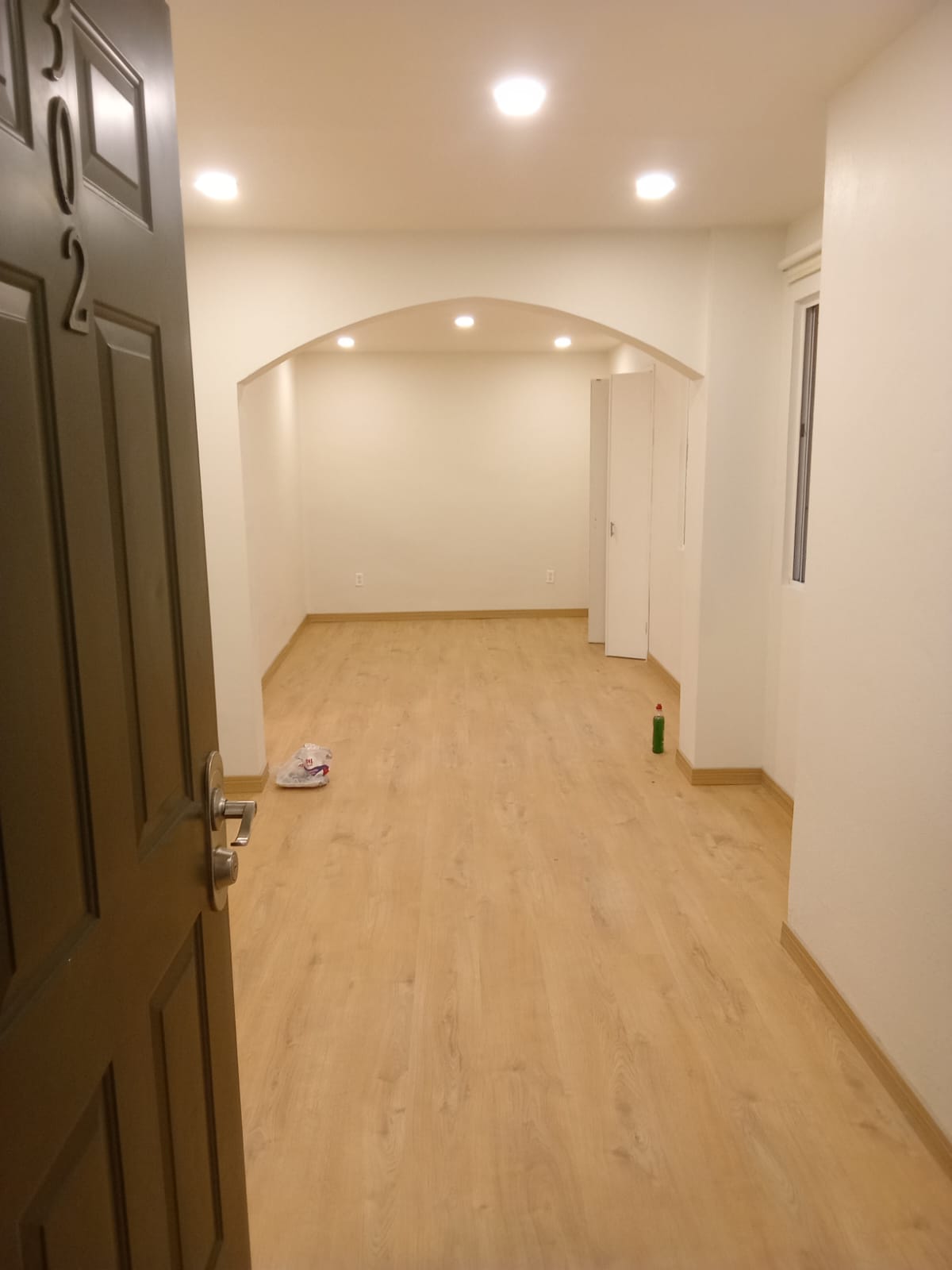 Habitación interior con iluminación en techo
