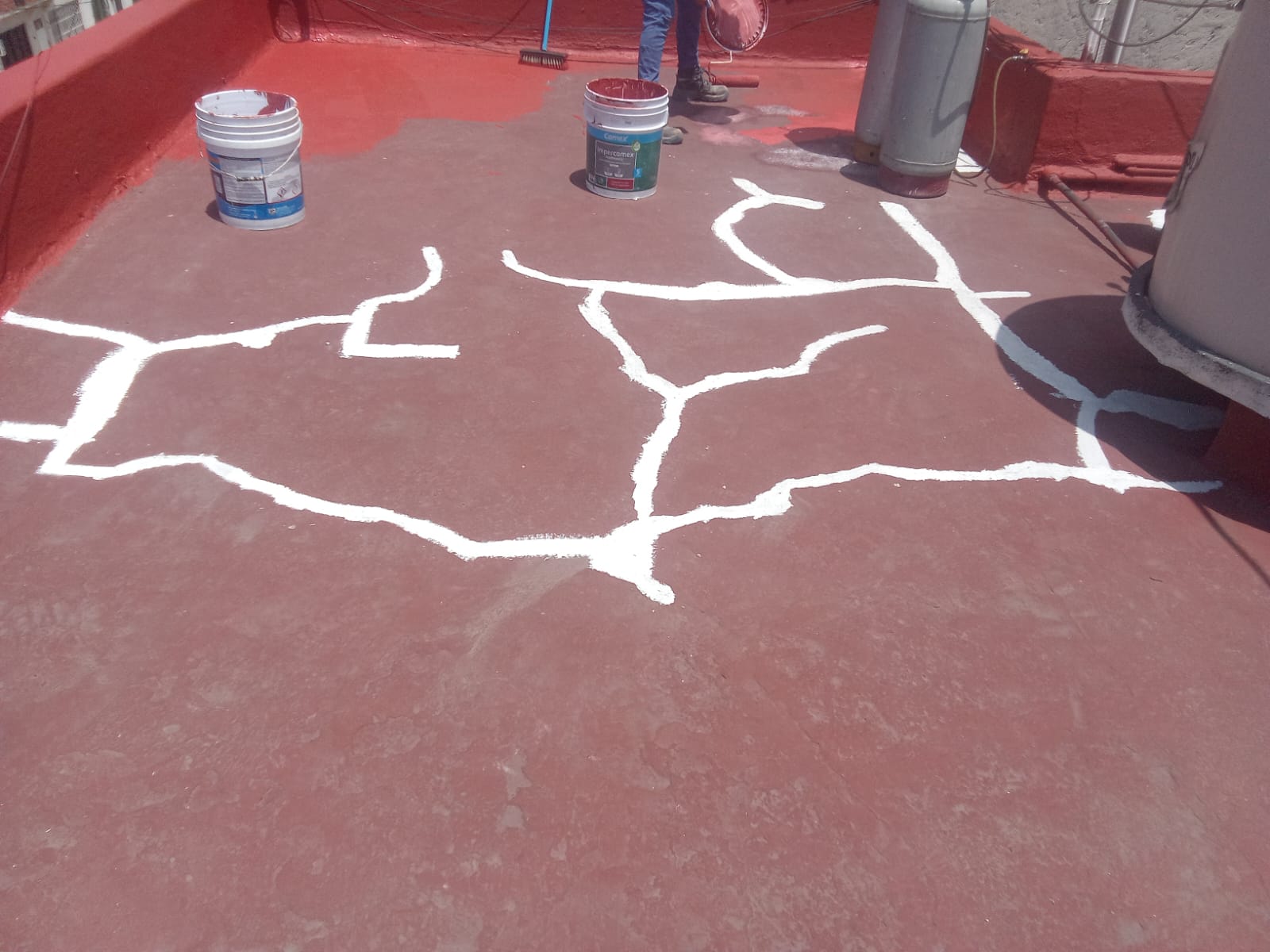 Superficie roja de azotea con líneas blancas