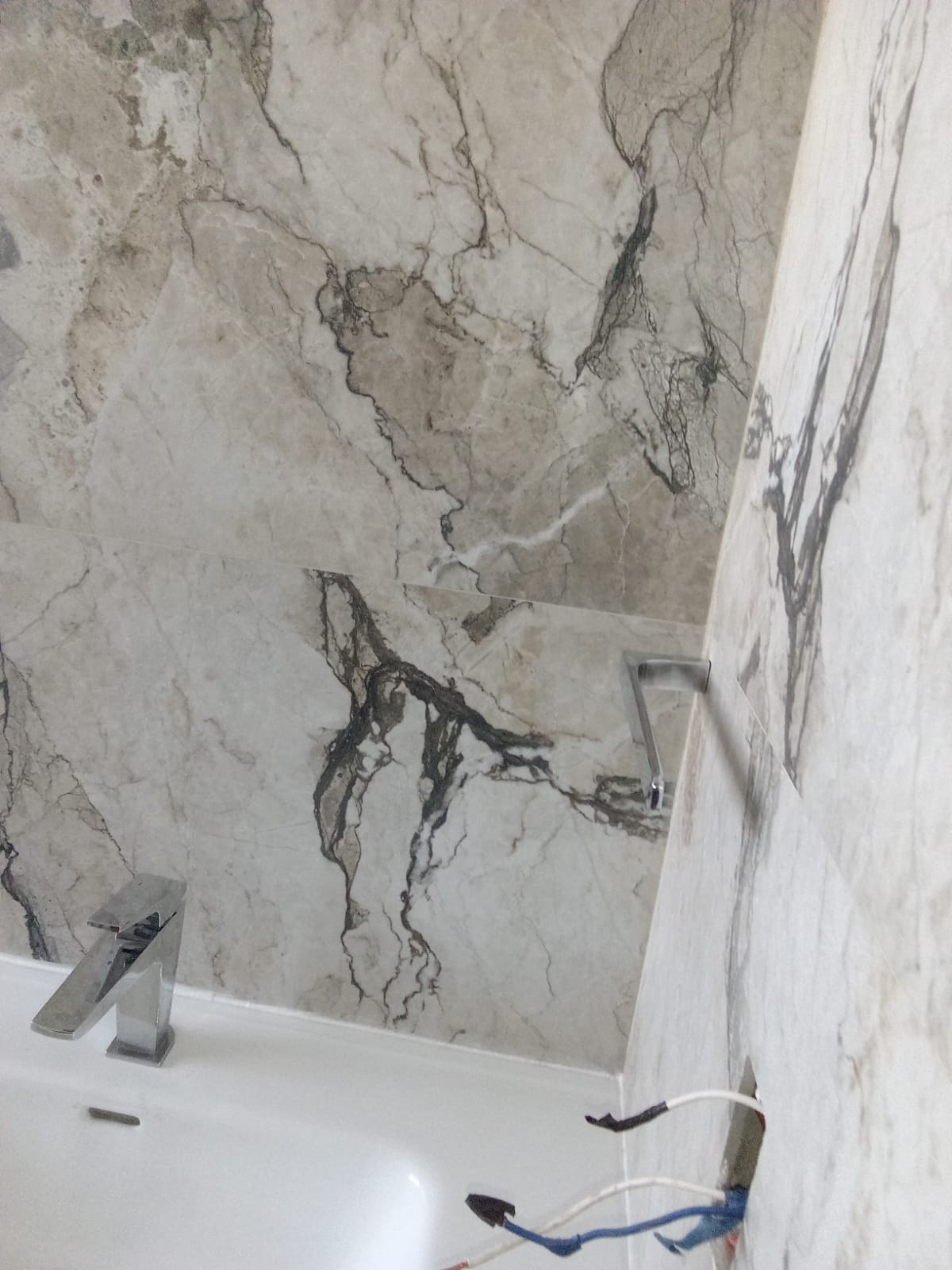 Recubrimiento de baño y área de lavabo