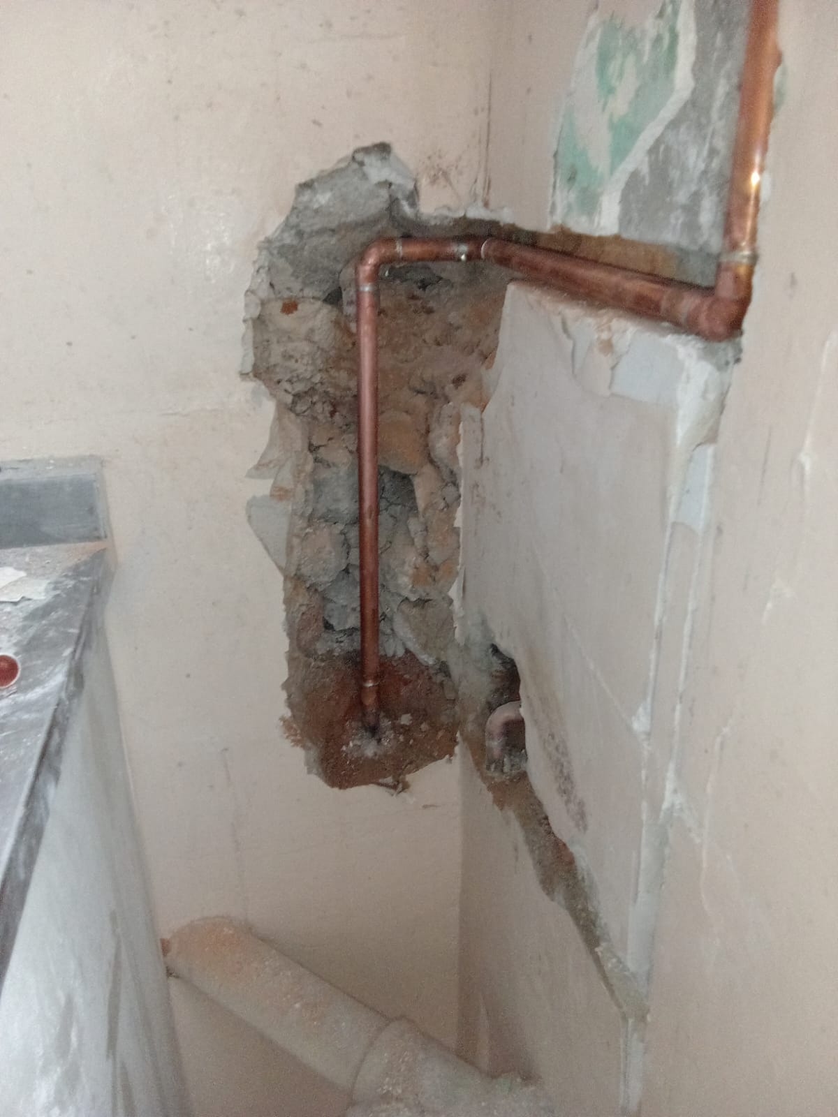 Tuberías expuestas en un muro interior