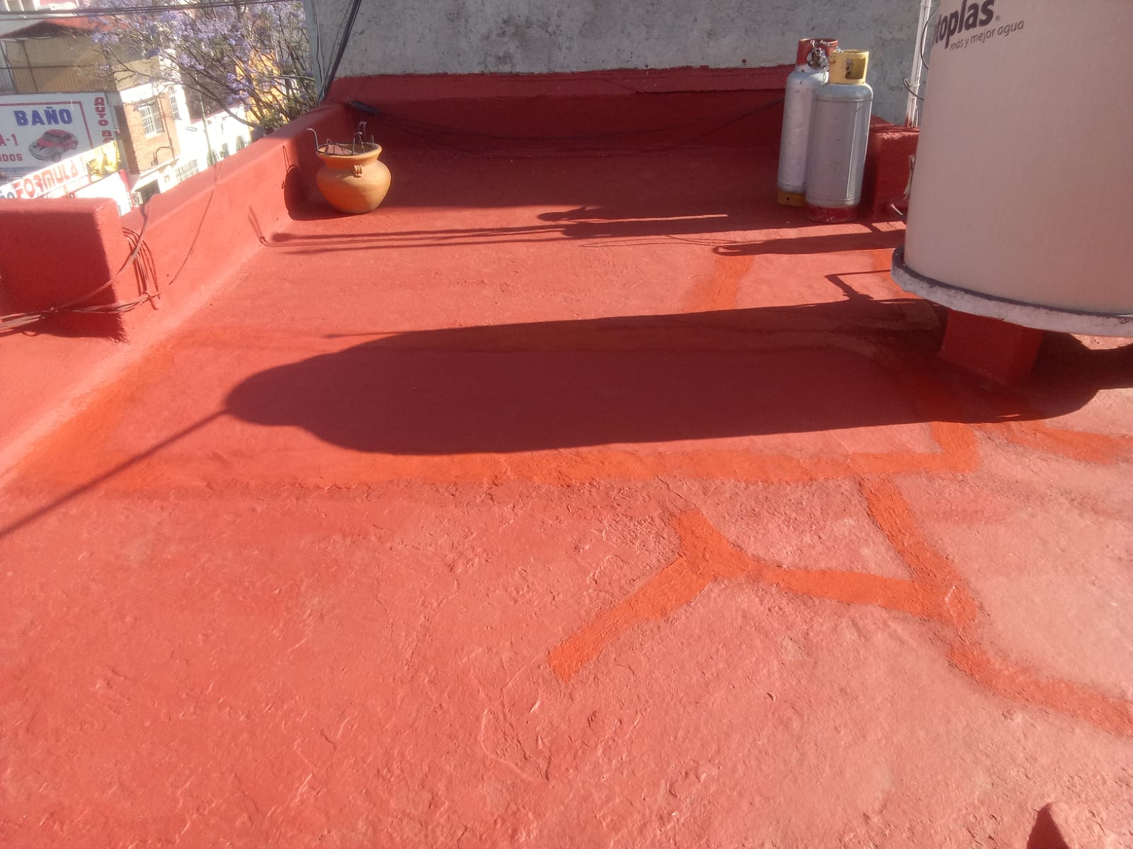 Superficie de azotea en color rojo