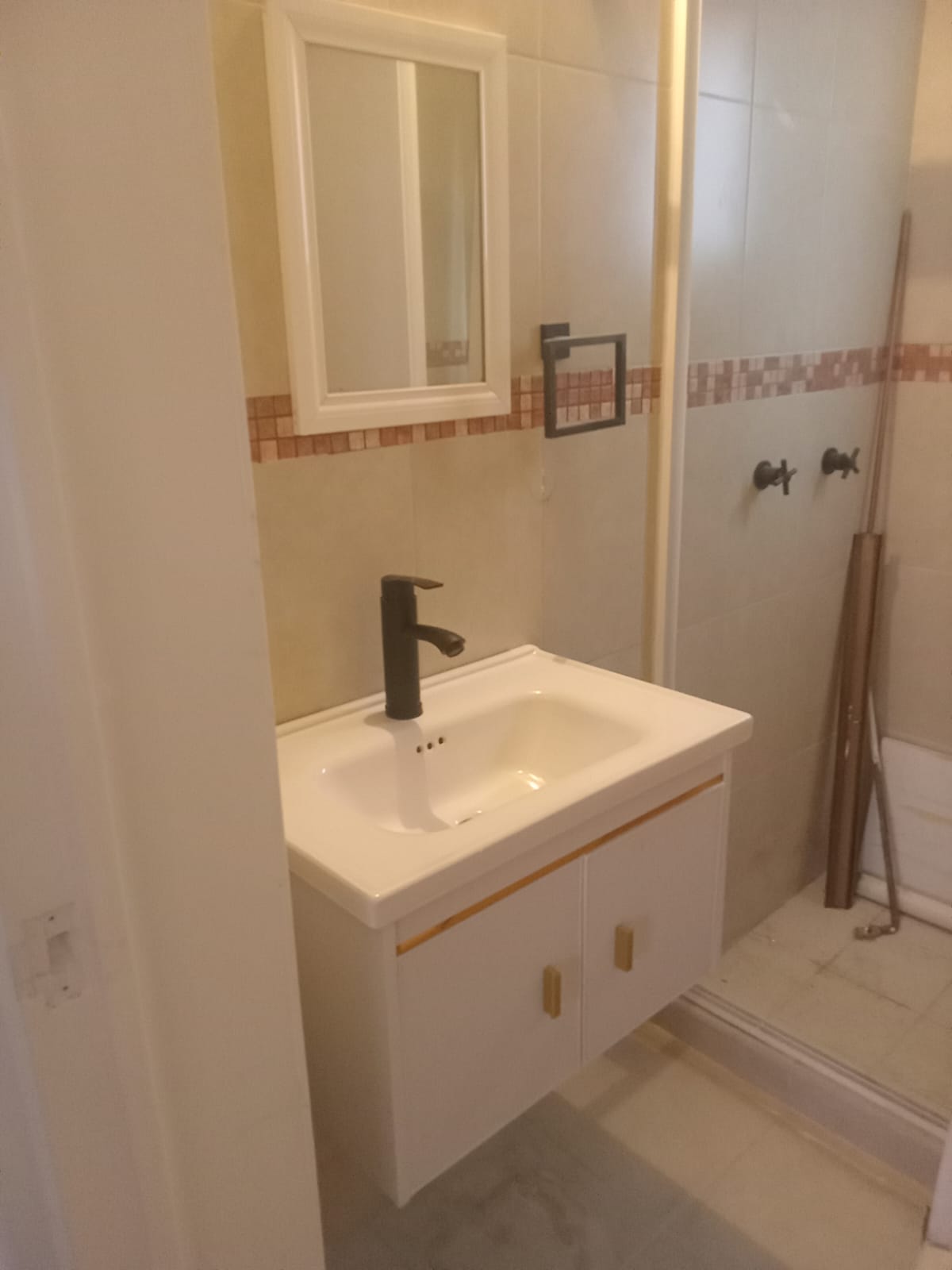 Baño con mueble de lavabo y espejo