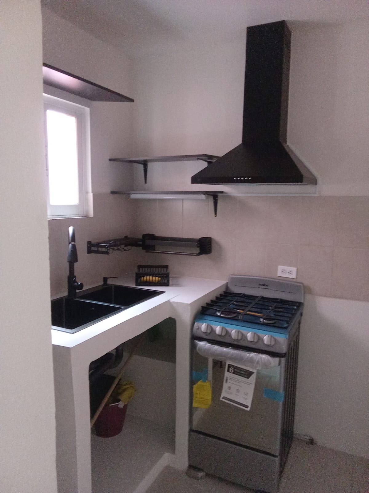 Cocina con muebles e instalaciones visibles