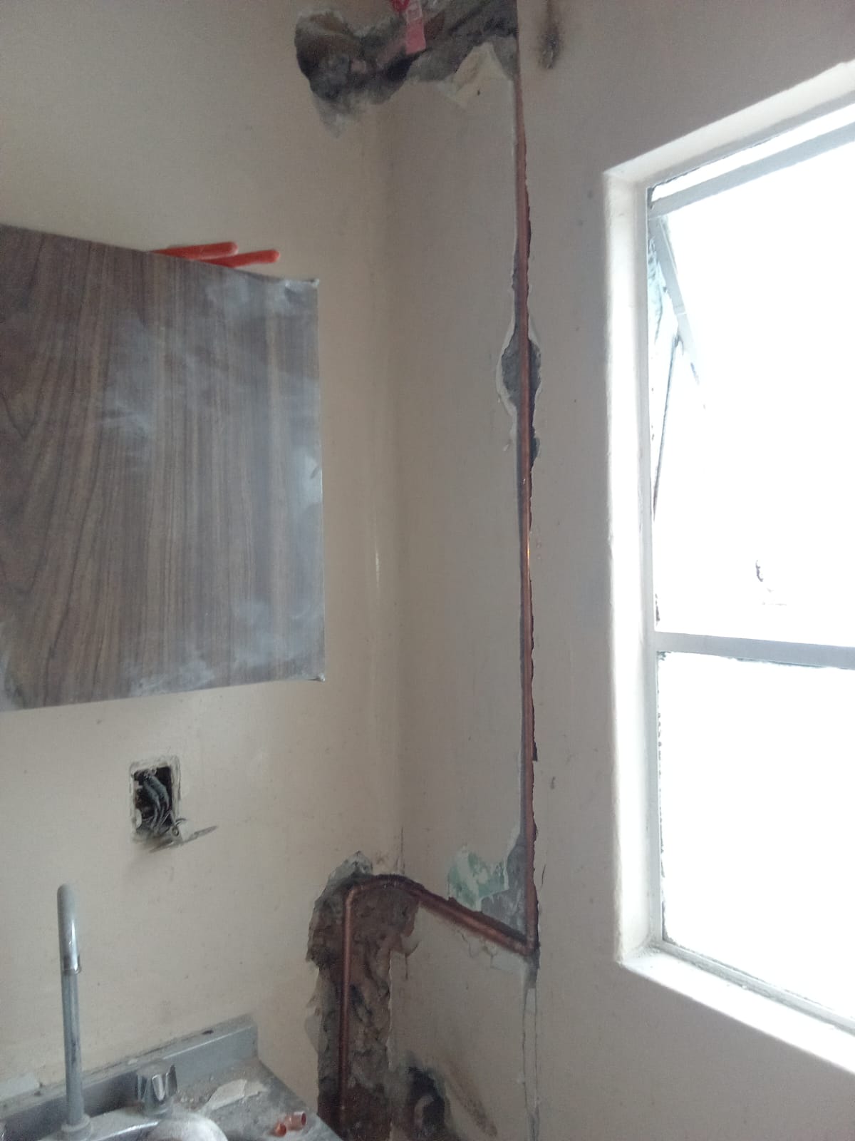 Instalación de tubería expuesta junto a ventana